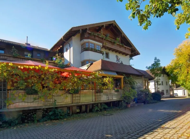 Blick zum Hotel mit eingewachsener Terrasse