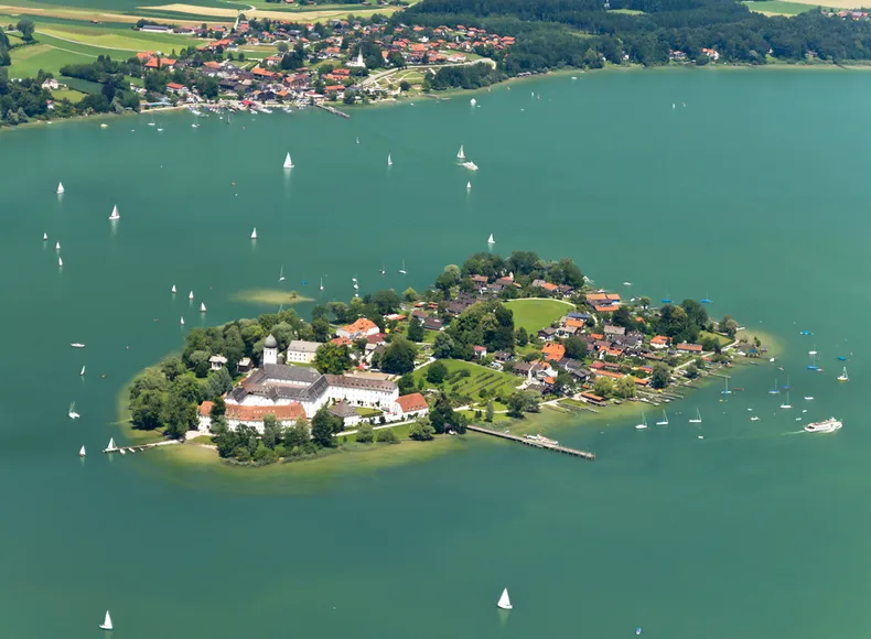 Luftaufnahme von der Fraueninsel im Chiemsee