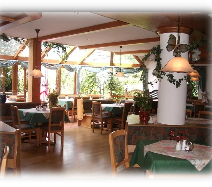 Restaurant mit gemütlich eingedeckten Tischen