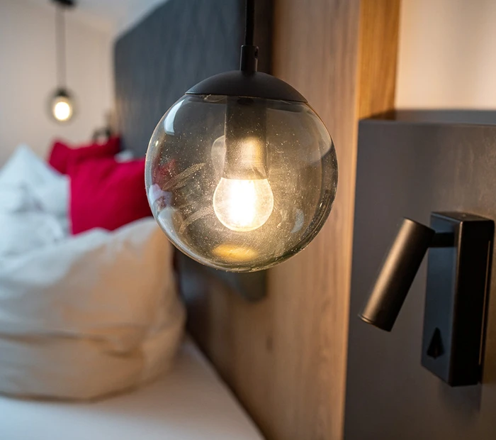 Eine modische Lampe im Doppelzimmer vom Berghotel Adersberg