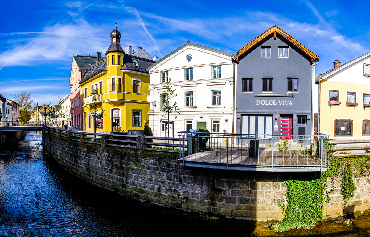 Sie Blicken auf historische Gebäude an der Glonn (Mangfall) liegen
