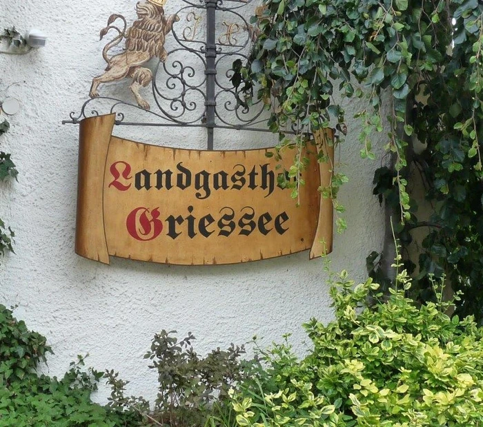 traditionelles Namensschild am Haus vom Landhaus Griessee