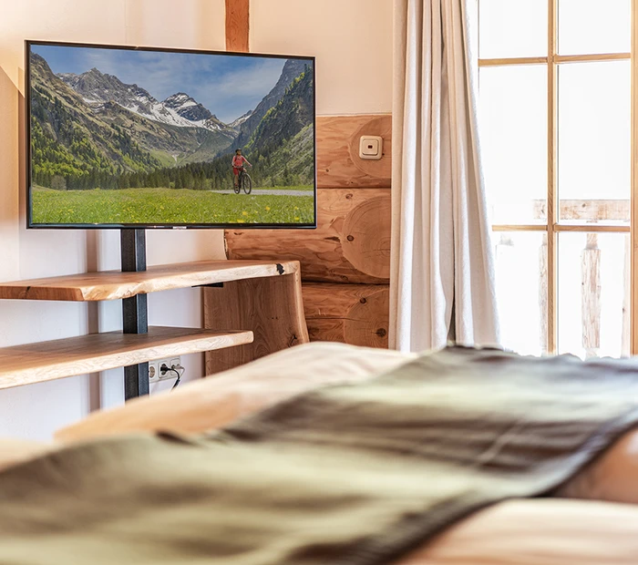 Ambiente mit Fernseher im Schlazimmer eines Alpenchalets