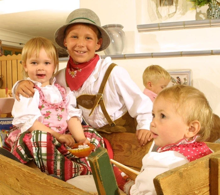 Kinder in Tracht im Restaurant