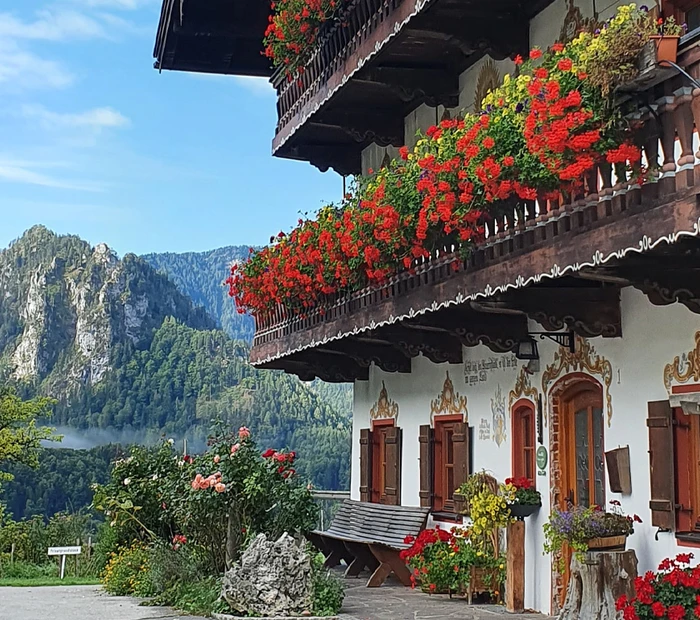 Blick von Einsiedl nach Inzell. Prächtiges Bauernhaus mit Sommerbepflanzung .