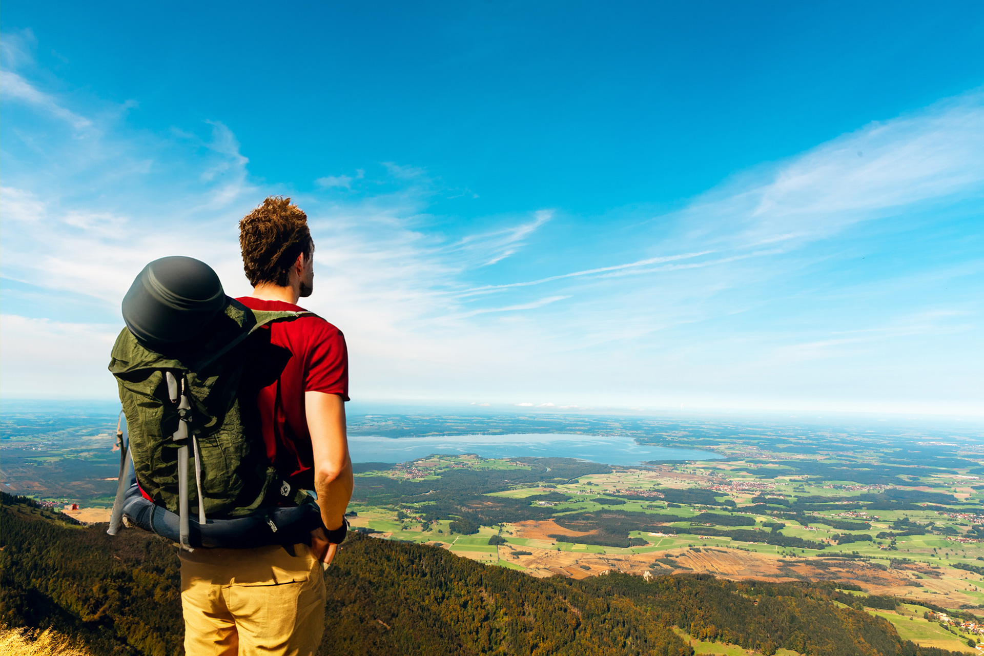 Wanderer blickt vom Hochfelln auf den Chiemsee