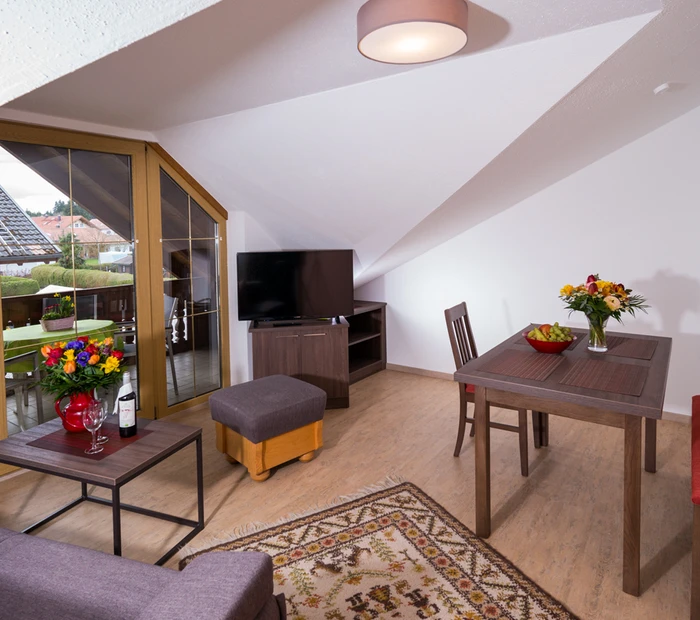 Wohn- / Essbereich in der Ferienwohnung unter dem Dach mit Balkon