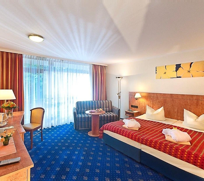Doppelzimmer in Rot- und Blautönen mit Schreibtisch