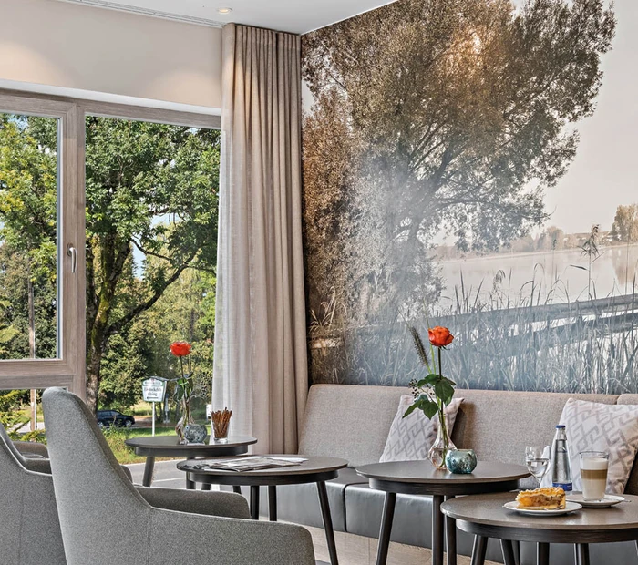 gemütlicher und heller Lobbybereich mit Sitzmöglichkeiten