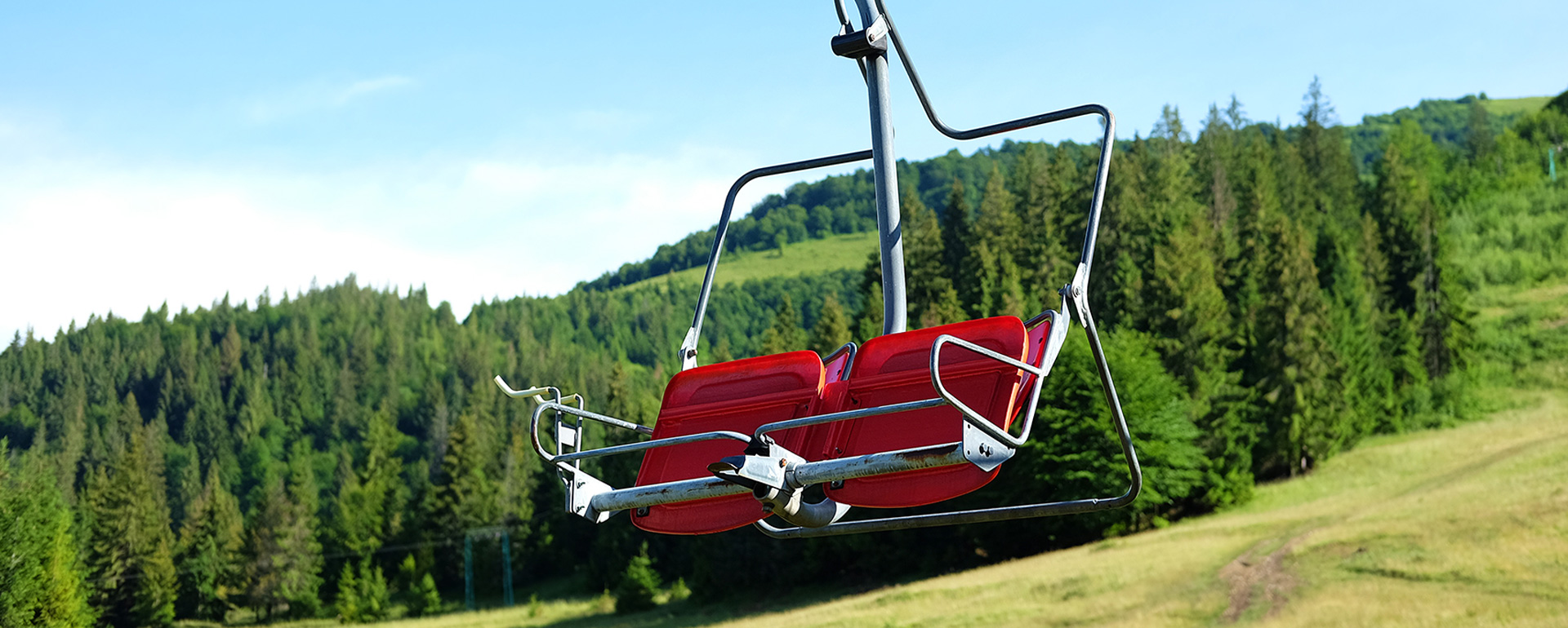 Ein Sessellift wie er an der Hochplatte in Marquartstein fährt.