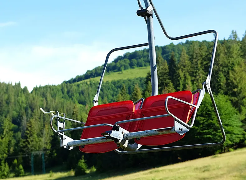 Ein Sessellift wie er an der Hochplatte in Marquartstein fährt. Ein Sessellift wie er an der Hochplatte in Marquartstein fährt.