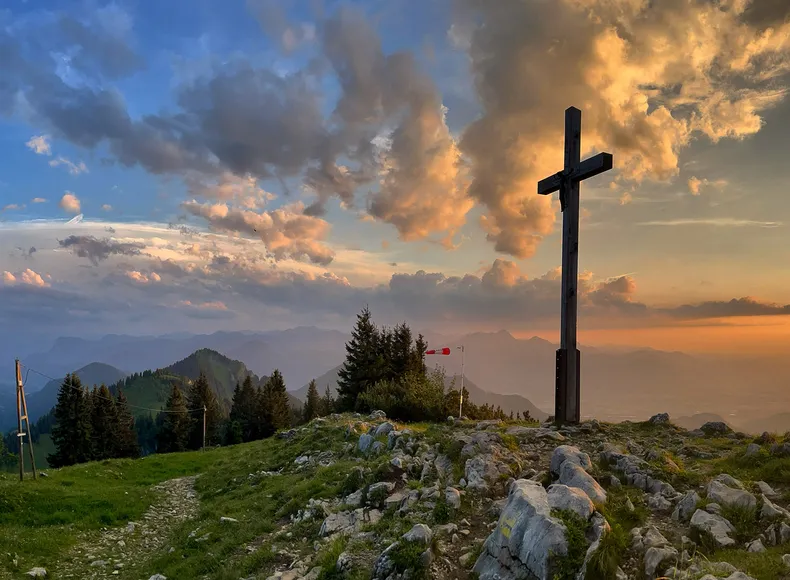 Sonnenuntergang am Gipfelkreuz der Hochries in den Chiemgauer Alpen Sonnenuntergang am Gipfelkreuz der Hochries in den Chiemgauer Alpen