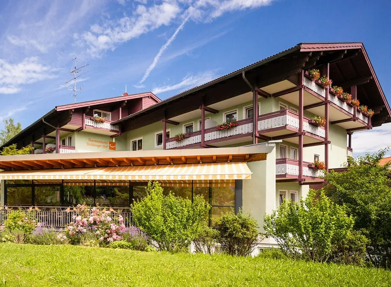 Aussenansicht Ströbinger Hof mit Wintergarten im Sommer