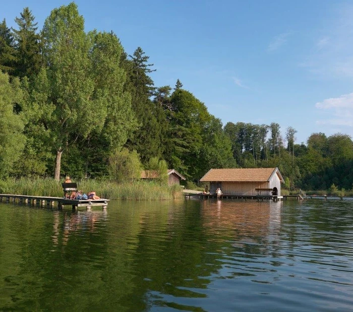 Bootshaus und Badesteg am hauseigenen Badesee