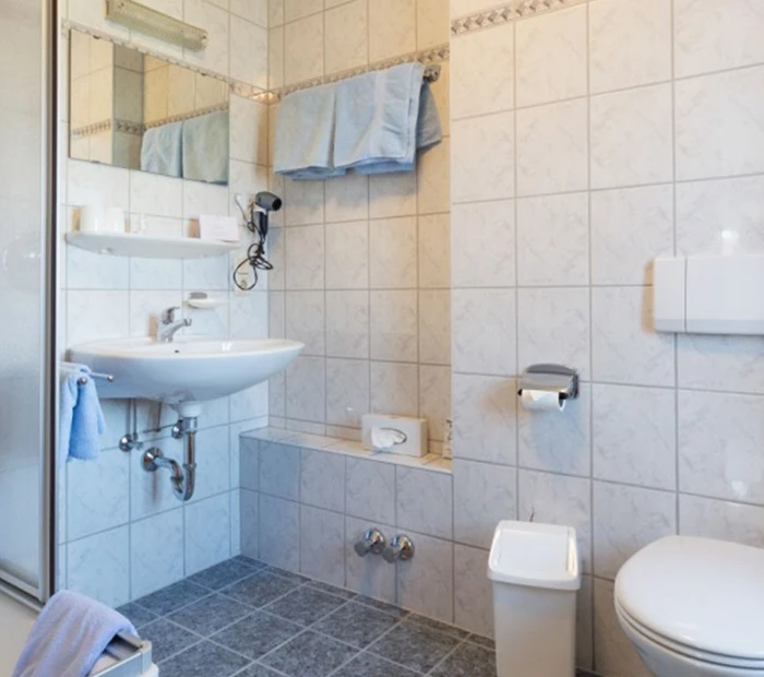 Badezimmer mit Einzelwaschbecken und Duschkabine