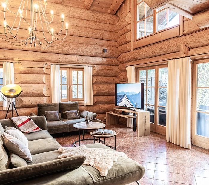 Wohnraum im Naturstamm-Alpenchalet