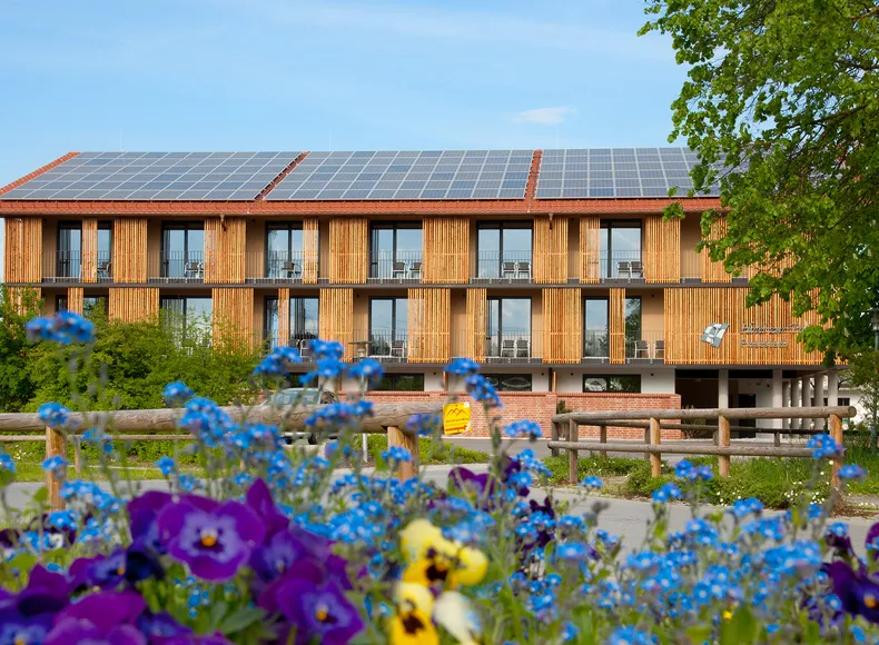 Außenansicht Hotel zur Post in Rohrdorf im Frühling
