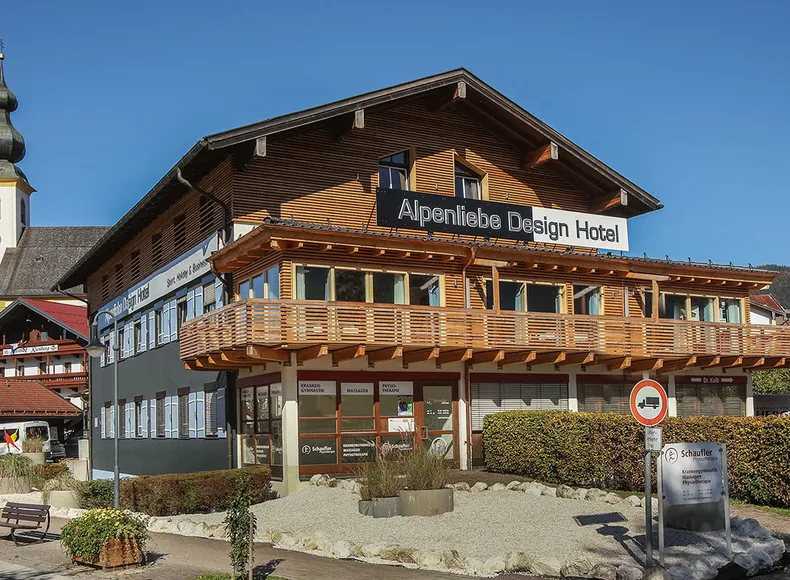 Alpenliebe Designhotel & Apartement Aussenansicht des Hauses im Sommer