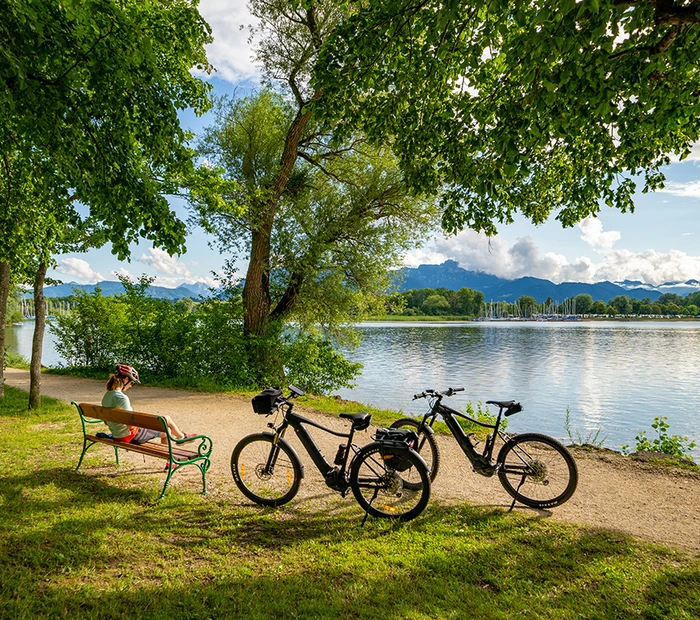 Chiemsee Radweg mit Blick in die Chiemgauer Alpen