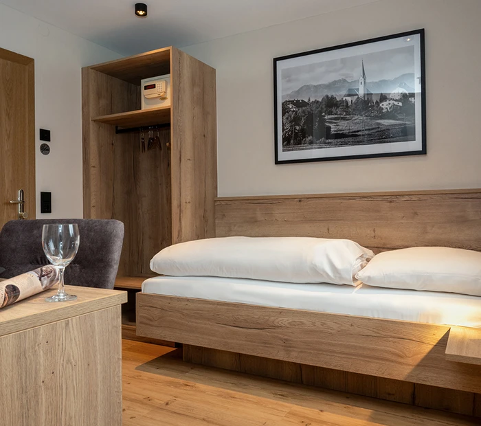 Im Zimmer mit Blick in den Raum.