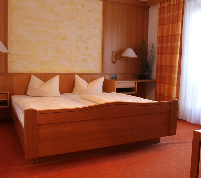 Doppelzimmer mit Wandpaneel
