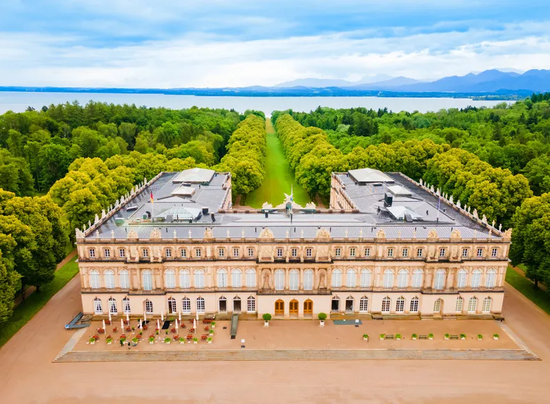 Vogelperspektive auf das Schloss Herrenchiemsee und den Chiemsee.