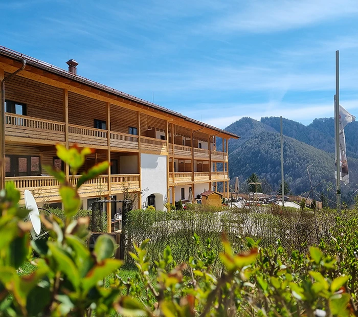 Hotelansicht mit Blick in die Chiemgauer Alpen