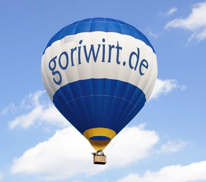 Heißluftballon mit Goriwirt-Logo am blauen Himmel