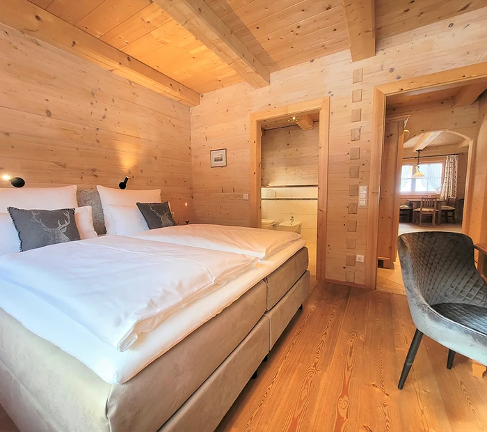 Schlafzimmer mit Blick ins Bad Alpenchalet Sonntagshorn