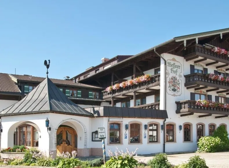 Aussenansicht Hotel und Ferienwohnungen Weßner Hof im Sommer