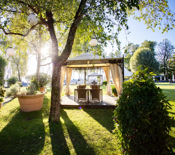 Pavillon im Garten vom Yachthotel mit Blick zum Chiemsee