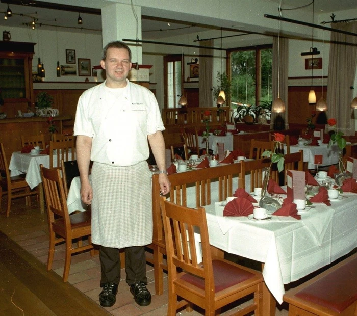 Wirt und Koch Johannes Widemann im bestuhlten Festsaal