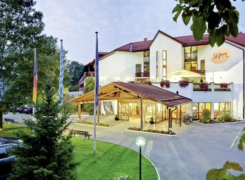 Blick auf das Hotel St. Georg mit Zufahrt und überdachtem Eingangsbereich