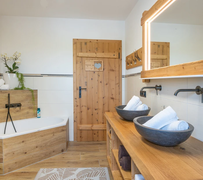 Fewo Bergblick - Bad mit Wanne, Dusche und 2 Waschbecken großzügig und modern