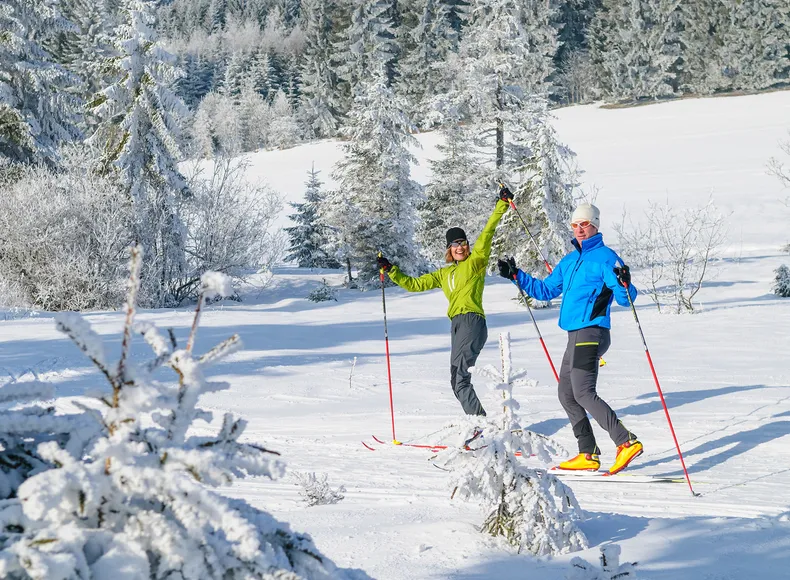 Freude beim Langlauf in der Chiemgauer Winterlandschaft
