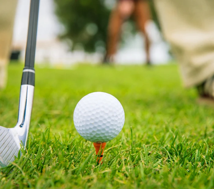 Abschlag auf Golfplatz im Chiemgau