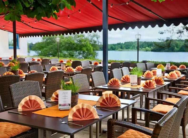 Seeterrasse im mediterranen Stil mit Blick auf den Pelhamer See