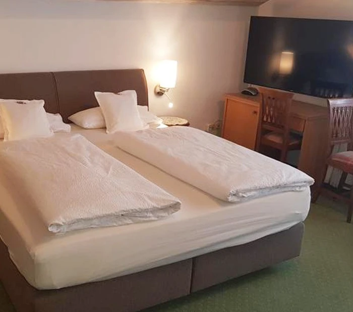 Komfort-Doppelzimmer mit großem Flatscreen und Schreibtisch