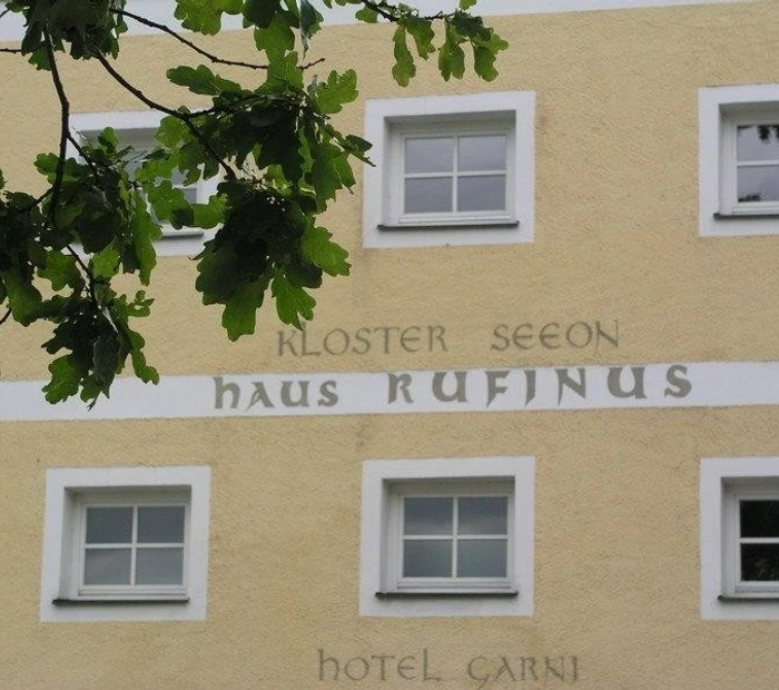 Aussenfassade Haus Rufinus mit Schriftzug
