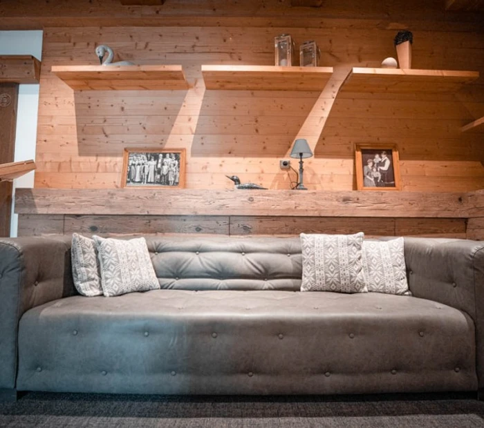 Gemütliches Sofa im Lounge Lesebereich vom SeeHotel Wassermann am Chiemsee