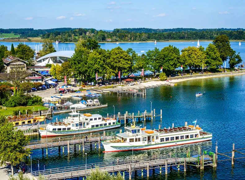 Blick auf die Chiemsee-Schifffahrt in Prien und Prinavera. Blick auf die Chiemsee-Schifffahrt in Prien und Prinavera.