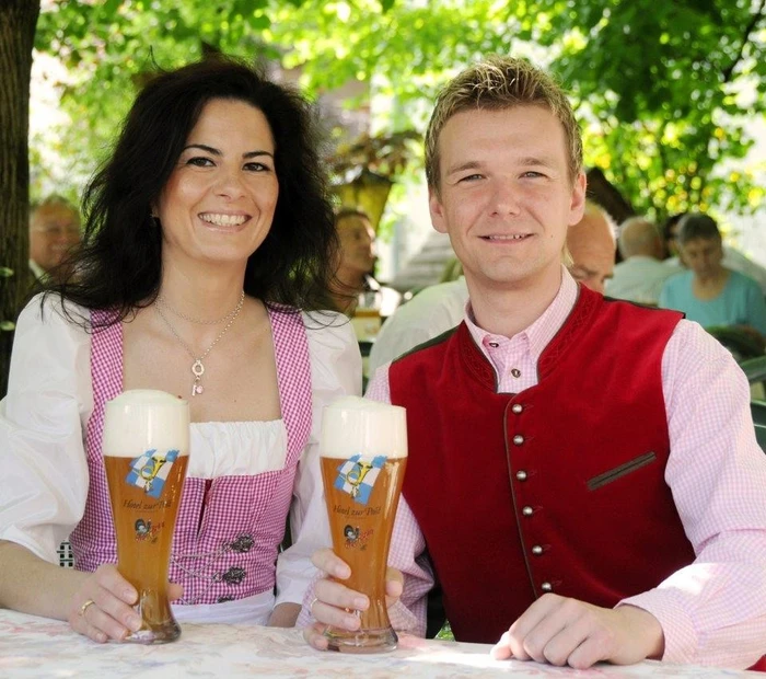 Pärchen im Gastgarten mit Weißbier