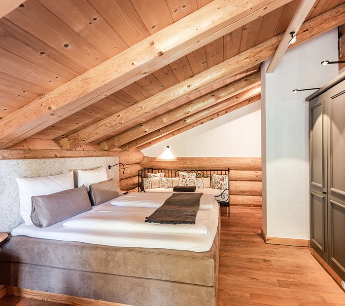 Die Alpenchalets sind mit Boxspringbetten ausgestattet