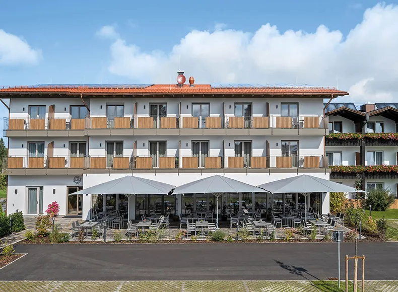 Blick auf das Hotel Seeblick in Obing mit Terrasse Blick auf das Hotel Seeblick in Obing mit Terrasse