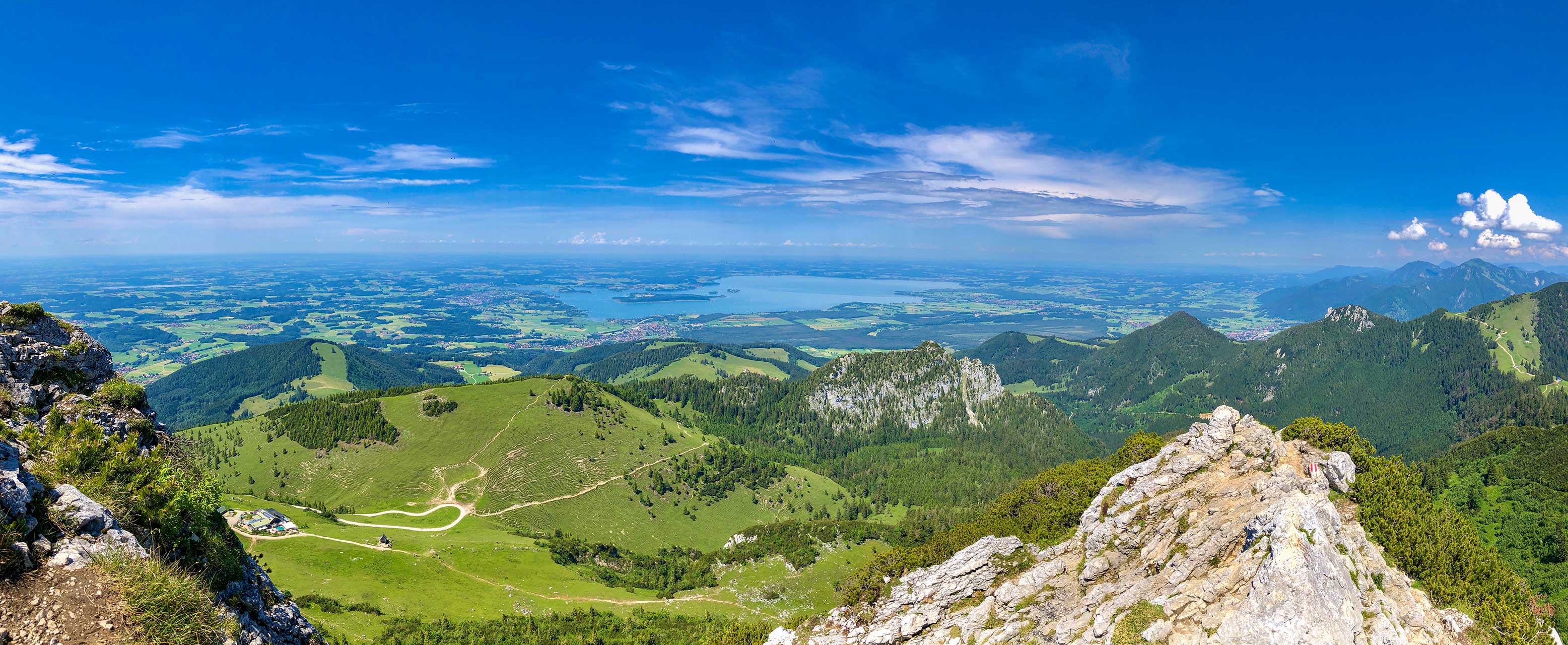Wanderung in den Chiemgauer Alpen mit Blick zum Chiemsee