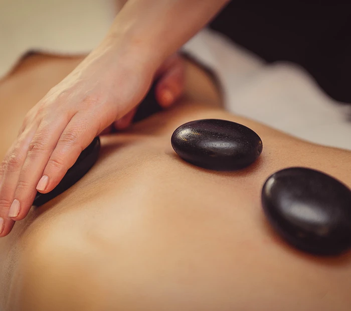 Hot Stone Massage in einem Day Spa