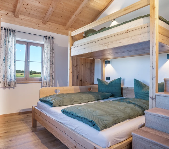 Fewo Alpenblick - Schlafzimmer mit Doppelbett und Etagenbett