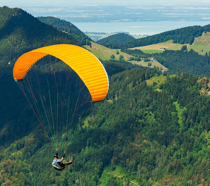 Gleitschirmfliegen im Chiemgau mit Blick auf den Chiemsee