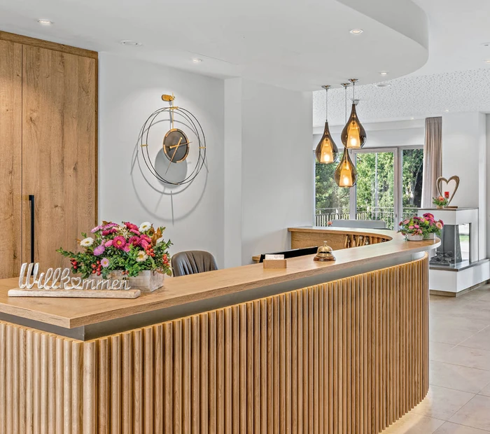 großzügiger Empfangsbereich mit Rezeption