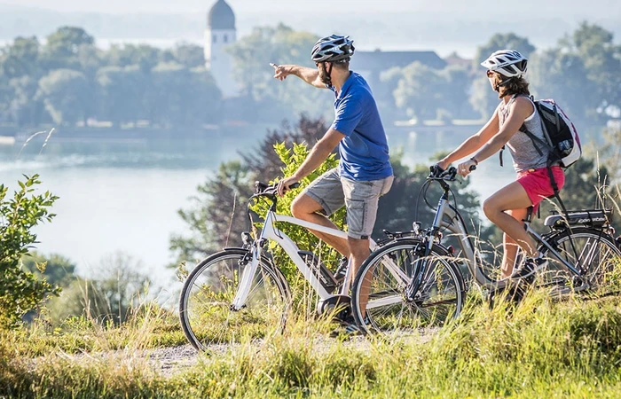 Radtour im Chiemgau mit Blick über einen See